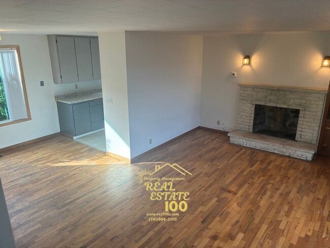 Building Photo - 928 SW Bay View Ln