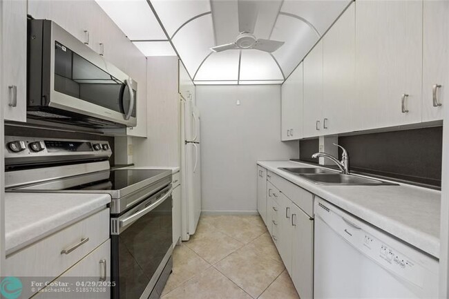 Building Photo - 4701 Martinique Dr