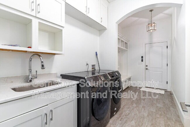 Building Photo - 6343 Wildwood Dr