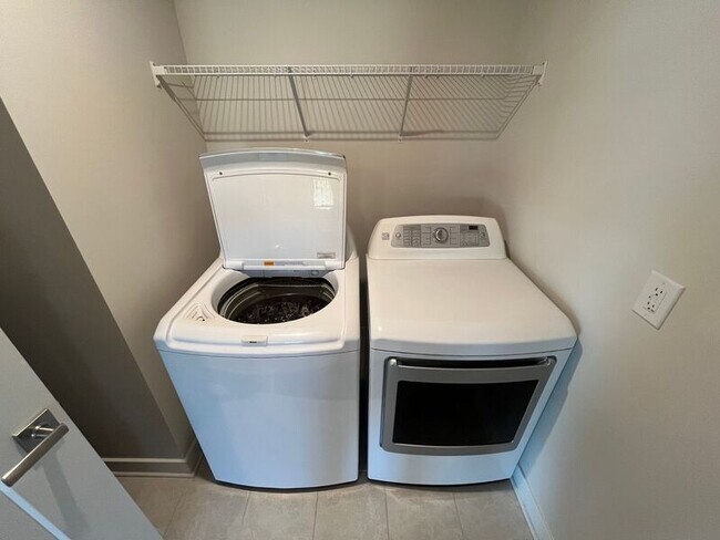 Building Photo - 8765 Kenridge Ln