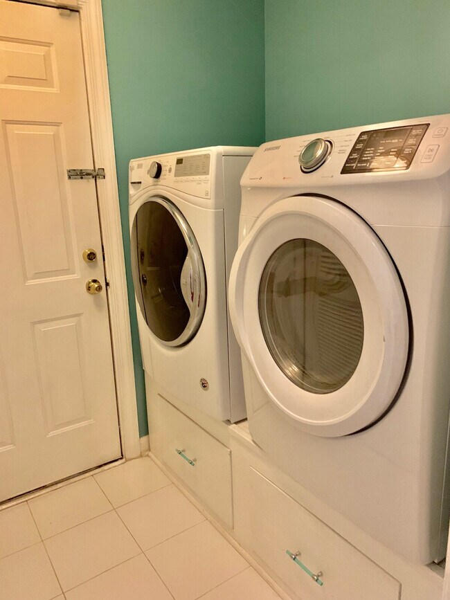 Building Photo - 2330 Evergreen Ln