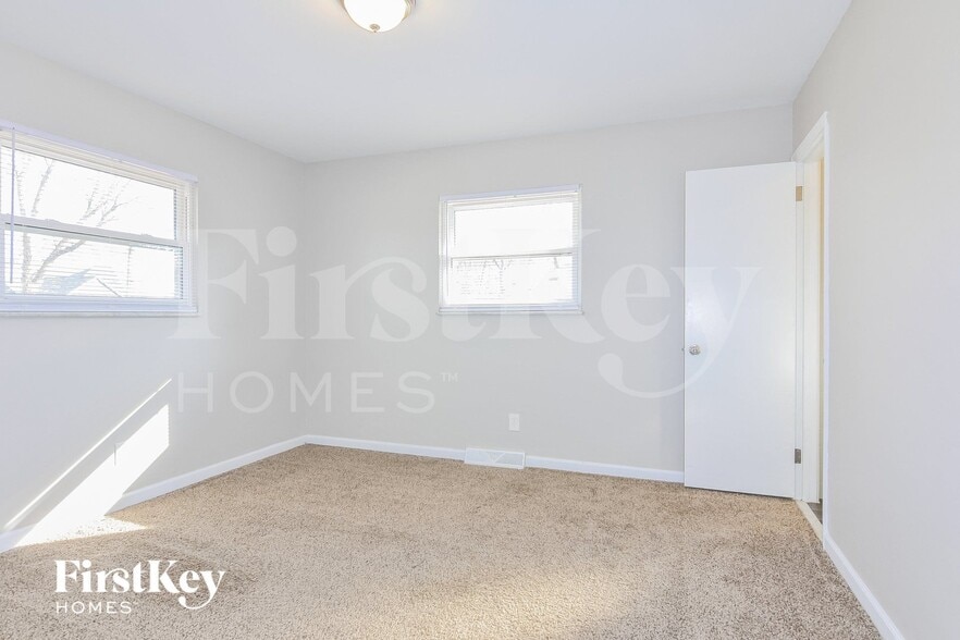 Building Photo - 8 Oak Dr