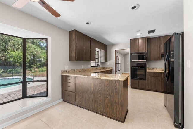 Building Photo - Spacious Pool Home in Desirable NW Gainesville
