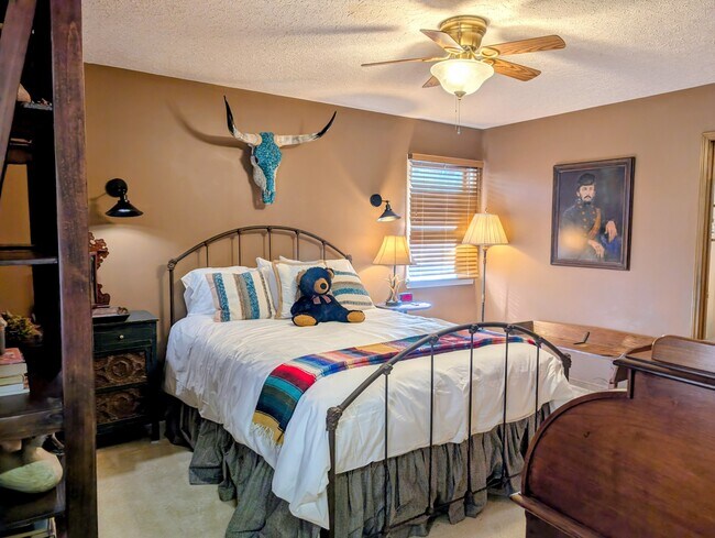 Building Photo - 842 Saddle Back Cir