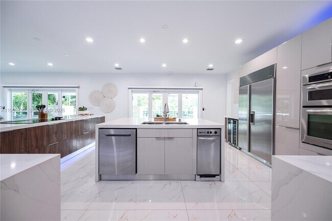 Building Photo - 7125 Los Pinos Blvd