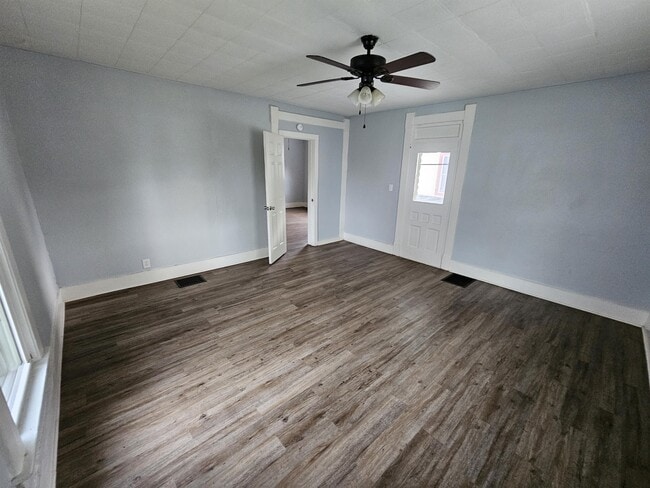 Building Photo - 912 W 3rd St