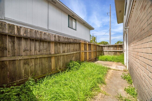 Building Photo - 1916 Upland Dr