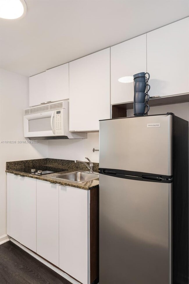 Building Photo - 1200 Brickell Bay Dr