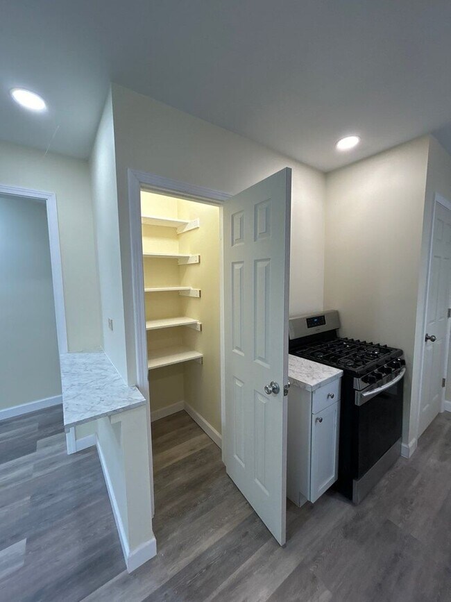 Building Photo - Charming 2-bedroom 1 bath home