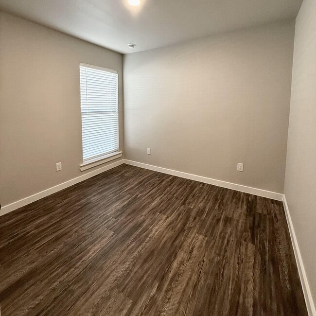 Building Photo - 2108 N Jayton Ave