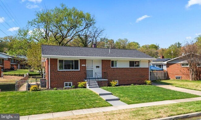 Building Photo - 2521 Fairhill Dr