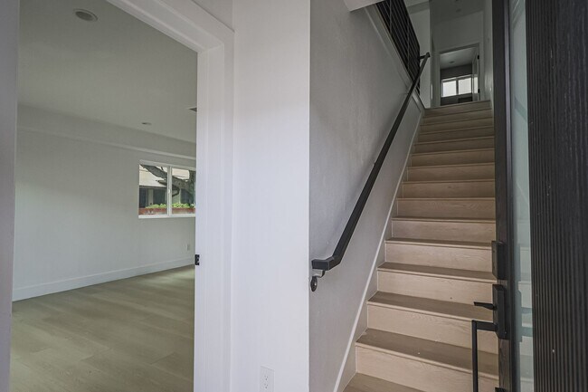 Building Photo - Modern 4 Bed / 3 Bath Townhome with Privat...
