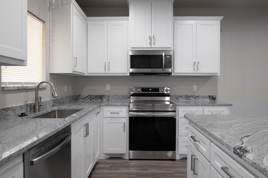 Building Photo - 405 38th St