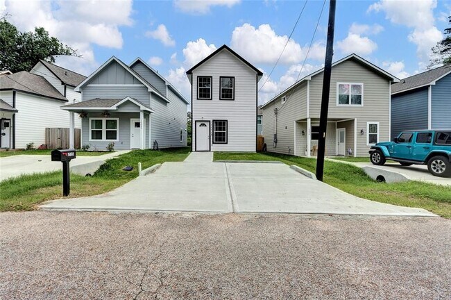 Primary Photo - 16680 E Ivanhoe St
