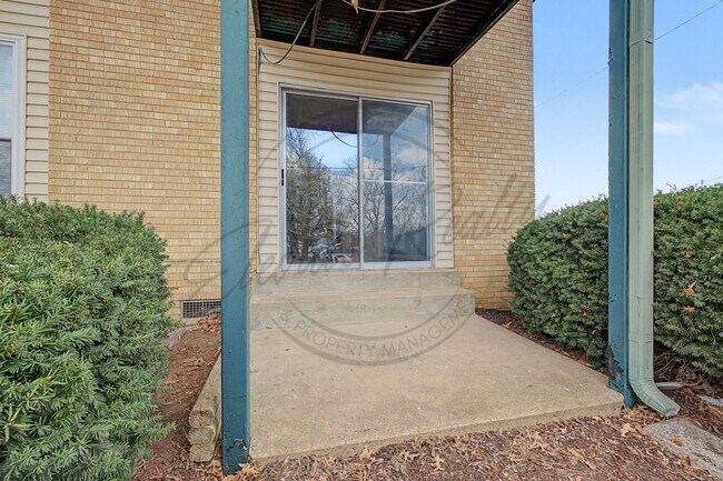Building Photo - Two Bedroom Condo, First Floor, across from Madison Park with stackable washer/dryer!