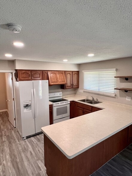 Kitchen - 6827 Azalea Dr