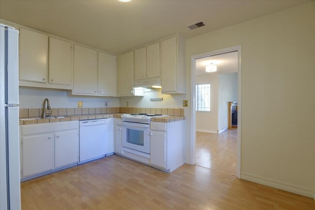 Building Photo - Great Home in Secure Complex