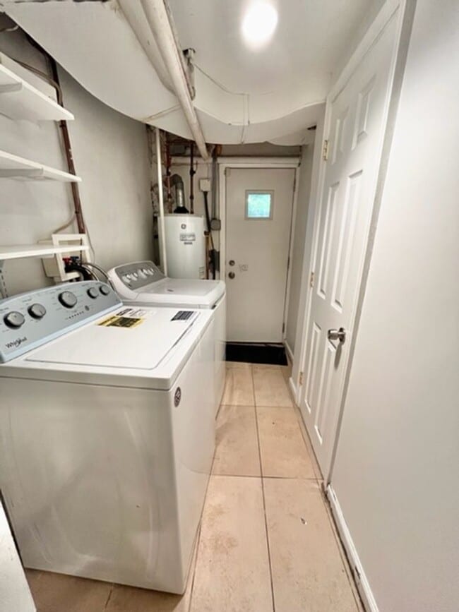 Building Photo - Great 4 BR 3 BA townhouse in great quiet s...