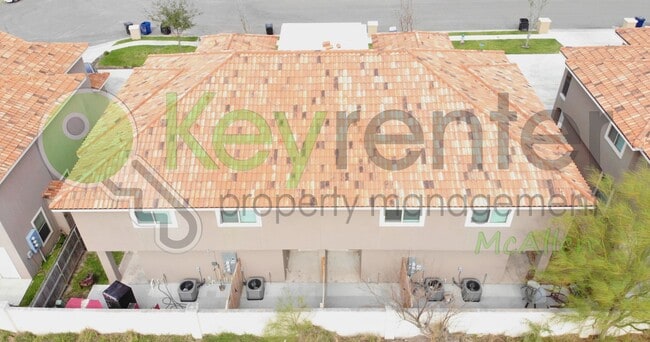 Building Photo - 1204 E Pineridge Ave