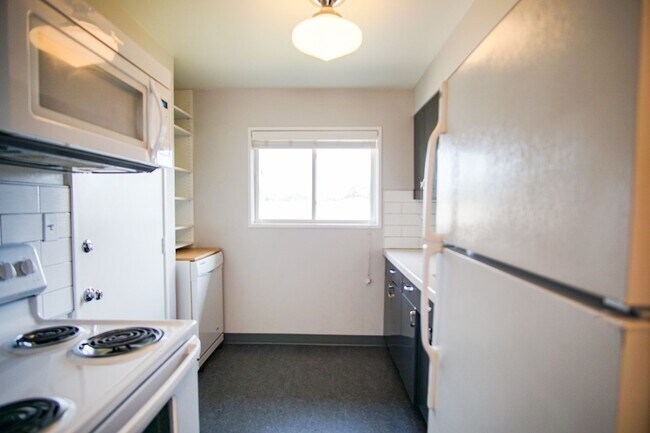Building Photo - Mid-Century Dream Come True! Lovingly Maintained 2-Bedroom Available Now!