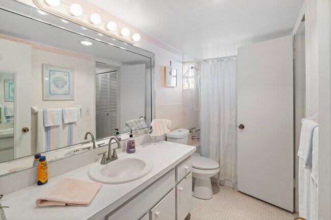 Building Photo - 1333 E Hallandale Beach Blvd