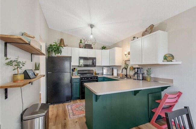 Building Photo - 3 Bed/2 Bath Townhome - Available Sept 1st!