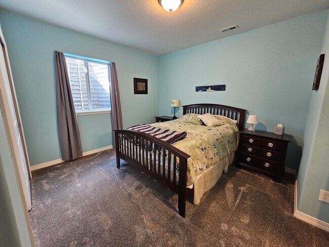 Building Photo - Beautiful 5-bedroom, 5-bathroom home in the desirable Banning Lewis Ranch community!