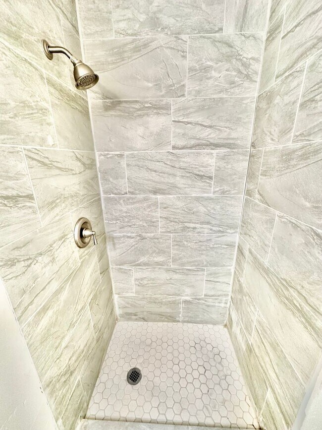 Building Photo - Fully Remodeled 3/2 in Northwest Fresno