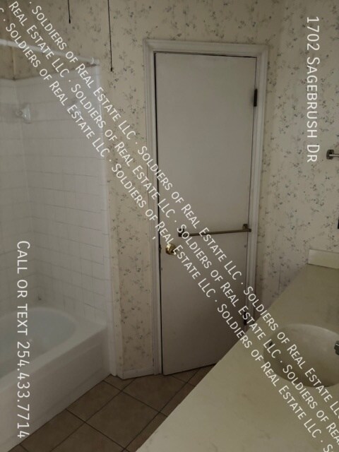 Building Photo - 1702 Sagebrush Dr