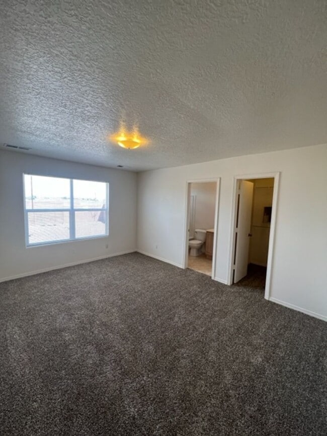 Building Photo - Beautiful North West  Property 3 Bedroom 2...