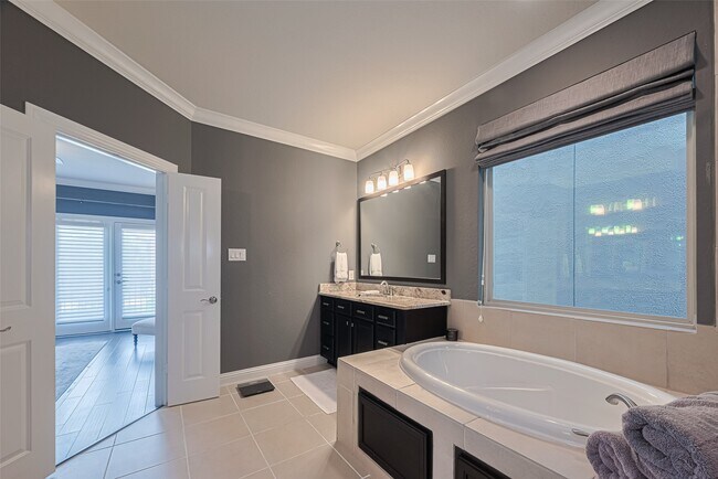 Building Photo - 8418 Oak Leaf Point Dr