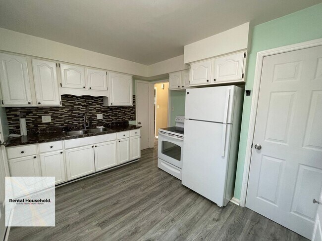 Building Photo - Charming & Beautifully Maintained 2-Bedroom Ranch Available Now!