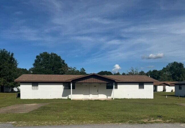 Building Photo - Newly remodeled 2-bedroom, 1-bath duplex in DeFuniak Springs