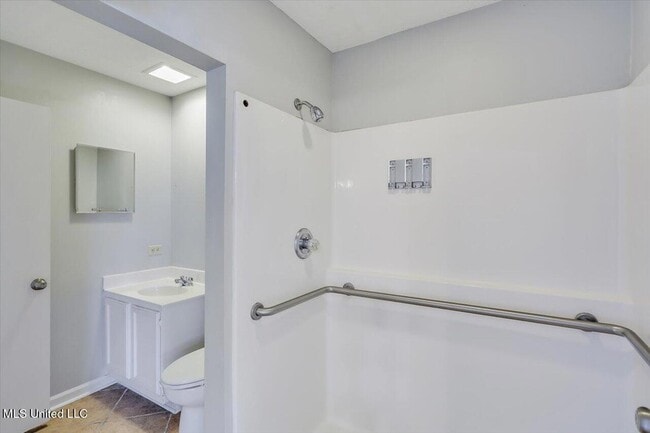 Building Photo - 167 Lakebend Cir