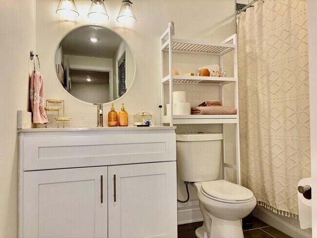 Building Photo - 511 Gorgas Ln