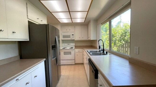 Building Photo - Walnut Creek! Highly desirable Countrywood...