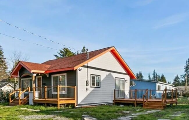 Building Photo - Classic Meets Modern Two-Bedroom, one bath Home in the Columbia Neighborhood