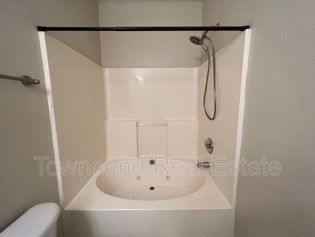 Building Photo - 621 Marshtree Ln