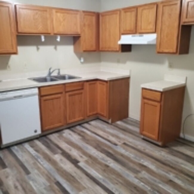 Building Photo - 2/3 Bed Room 1 ½ Townhouse for rent.