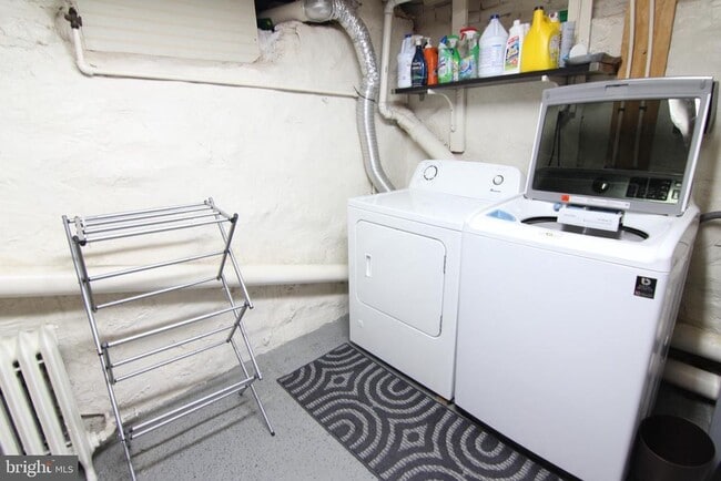 Building Photo - 6161 Lawnton St