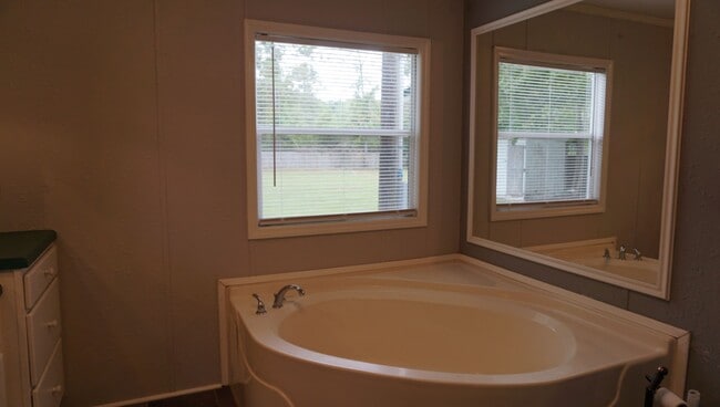 Building Photo - 3 Bedroom Mobile Home in the County