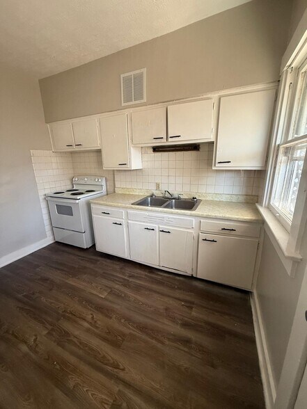 Kitchen - 220 Rockwood Ave