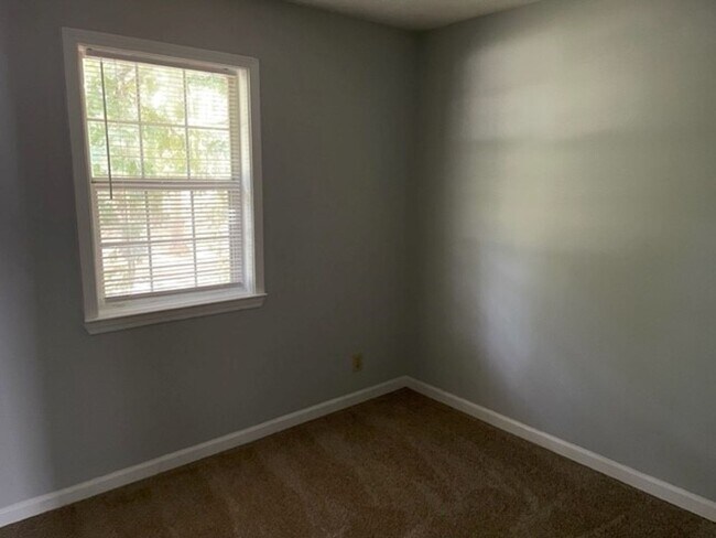 Building Photo - 12 Thomas Crossing Dr