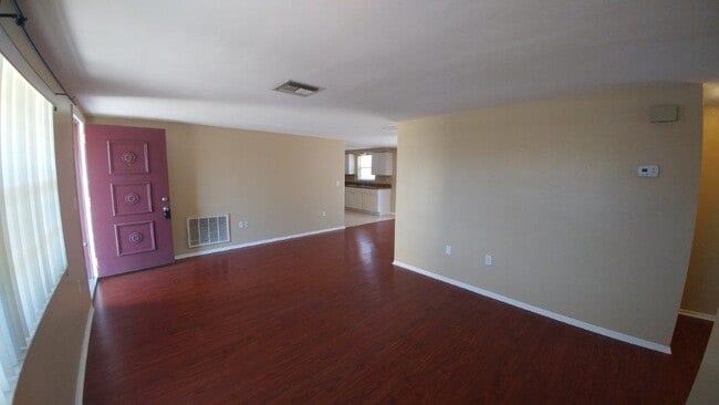 Building Photo - Large 2/2/1 1060 sq ft home with INDOOR LAUNDRY, a full garage, updated kitchen and a fenced in y...
