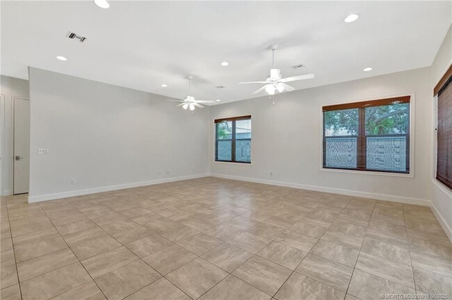 Building Photo - 311 SE Cardinal Way
