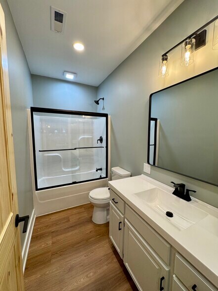 Second bath, shower tub combo - 3838 County Road 222