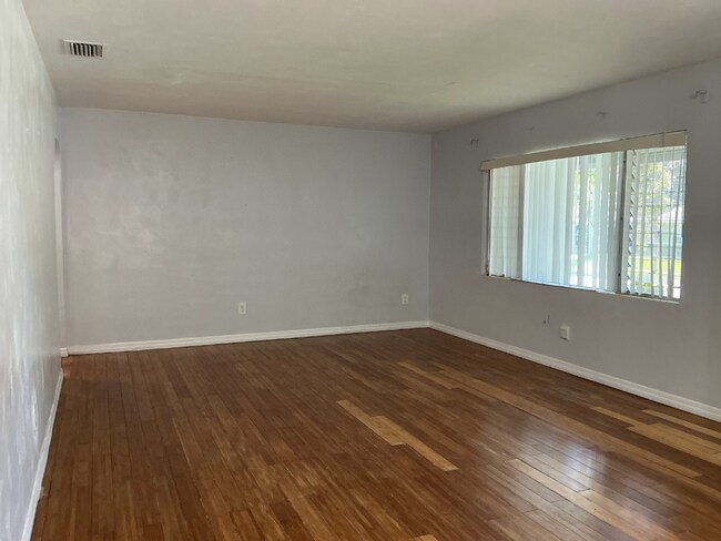 Building Photo - Single-Family Home | 3 Bedrooms | 2 Bathrooms