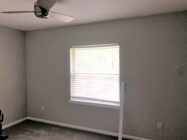 Building Photo - 2016 Water Crest Dr
