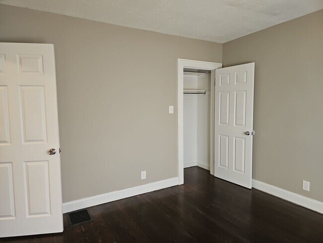 Building Photo - **$1000 Deposit Special** 4539 Mayhew Ave ...