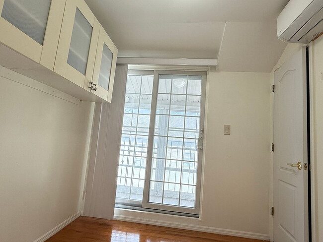 Building Photo - "Charming 2-Bedroom Retreat in Douglaston – Cozy Comfort with 710 Sq Ft of Living Space!"